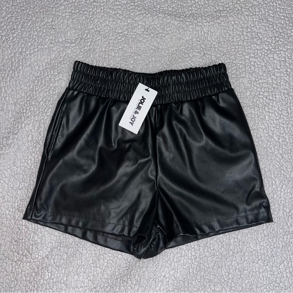 Faux leather shorts - Picture 1 of 10